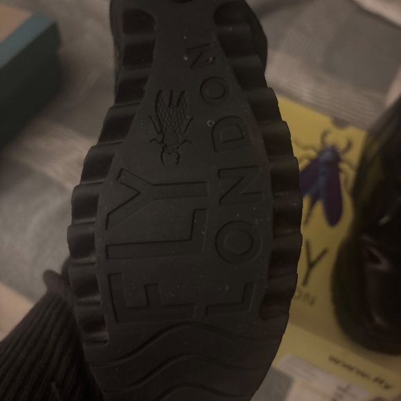 Fly London Blk patent leather booties with Velcro close, sturdy lug sole. Sz:38 - Picture 3 of 6